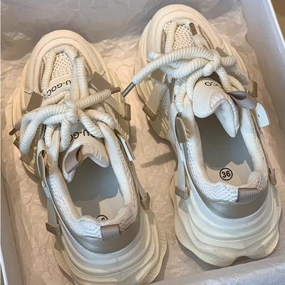 Ультралегкие кроссовки для женщин на весну и лето 2025 года, новая модель на толстой подошве, увеличивающая рост, маленькие, универсальные, повседневные, студенческие, модные, спортивные кроссовки