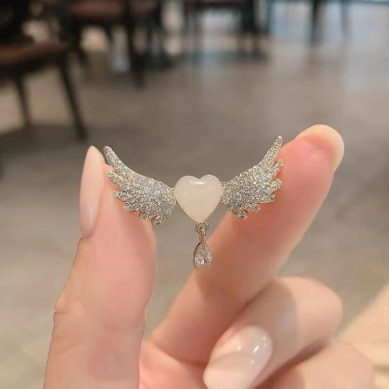 Angel Wings Love Brooch Female Cute Summer Anti-Light Buckle Luxury High-End Simple Neckline Pin Clothes Accessories