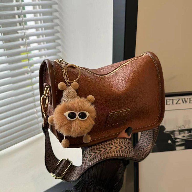 Сумки Бостон Женская 2024 Новая Высококлассная Сумка-багет на плечо: Популярная маленькая сумка-подушка кроссбоди с широким ремнем