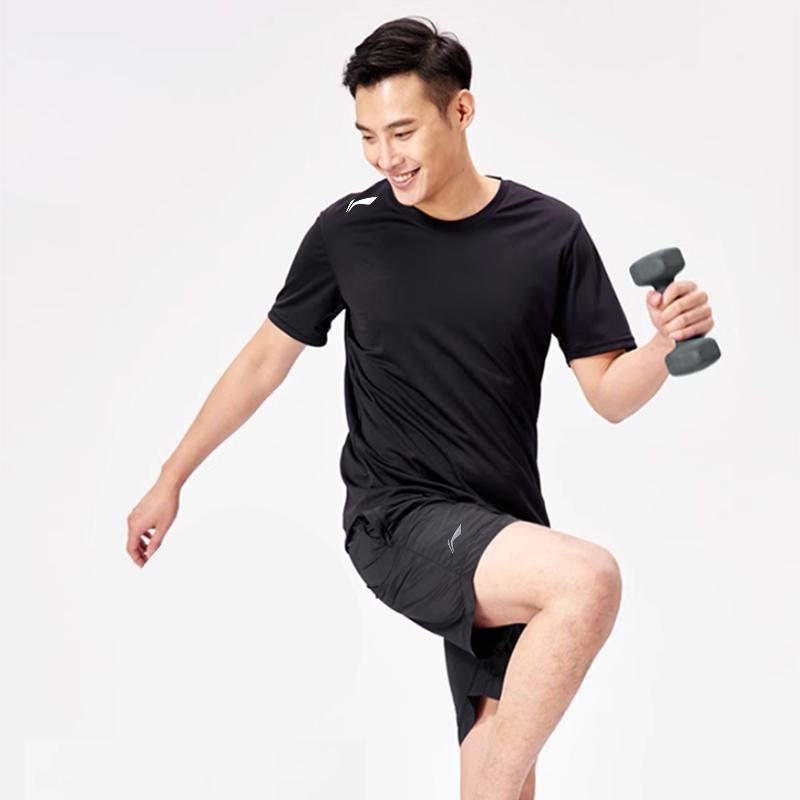 Спортивная серия Li Ning Однотонная футболка с логотипом с коротким рукавом Эластичные быстросохнущие шорты до колена Повседневный спортивный комплект Унисекс комплекты ATSV597-2+LXKW124-1