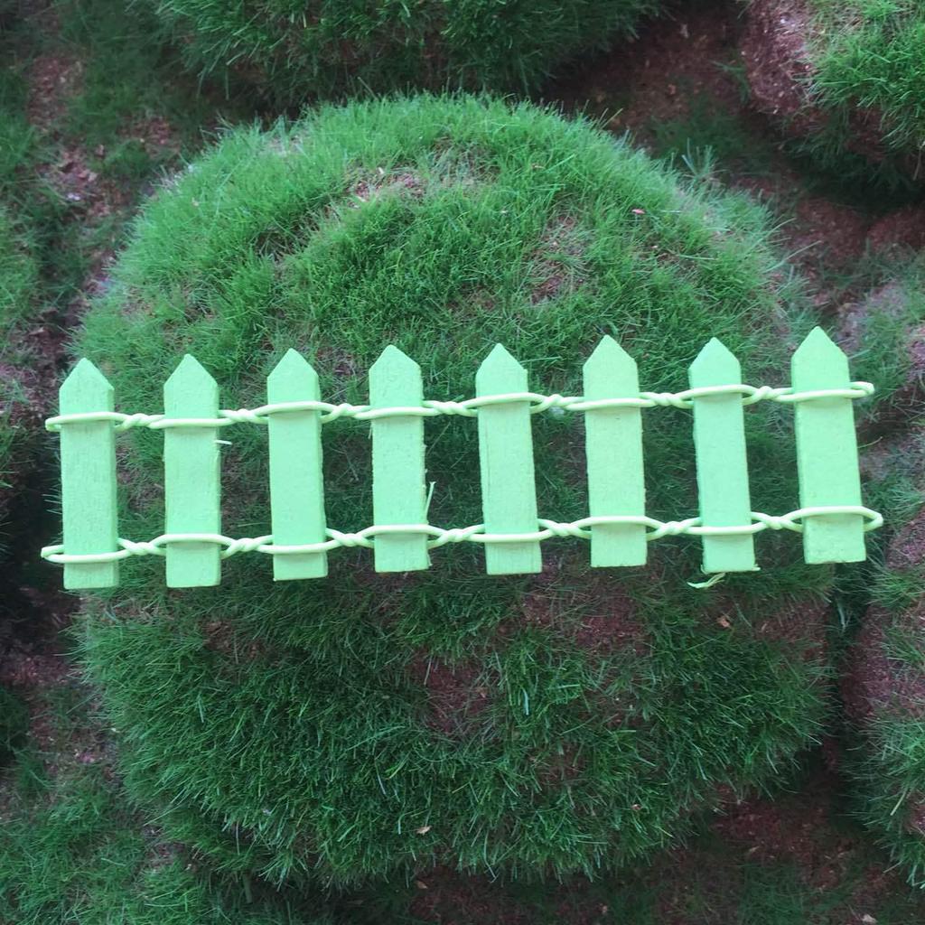 Набор из восьми мини-суккулентов на деревянном заборе