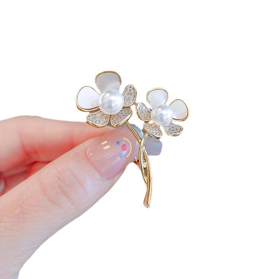 Pearl Flower Brooch Women'S Design Sense Niche Suit Corsage Autumn And Winter Rhinestone Coat Accessories Neckline Pin