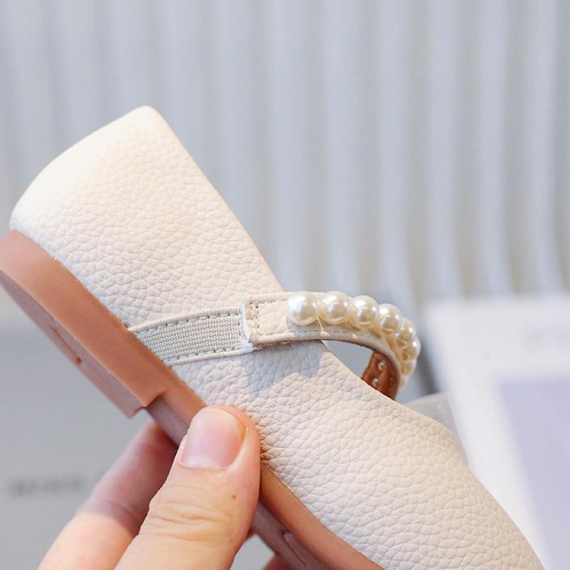 Маленькие кожаные туфли для девочек, новые детские туфли принцессы, мягкая подошва, модный жемчуг, зарубежная танцевальная обувь для девочек