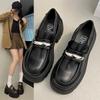 Темпераментные лоферы на платформе с одной педалью Женские осенние 2025 новые металлические из коровьей кожи Британские на толстом каблуке маленькие кожаные туфли