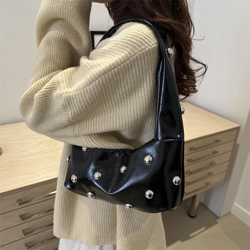Сумка-подмышка интернет-знаменитости женская 2025 новая корейская версия модной нишевой сумки через плечо, персонализированные заклепки, ручная сумка-пельмень из искусственной кожи