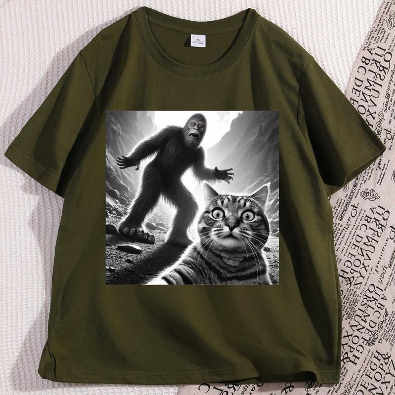 Scared Cat Selfie with Bigfoot Retro 90s TShirt Casual Cotton Funny Cat T Shirt Cotton Short Sleeve Round Neck Male Clothes