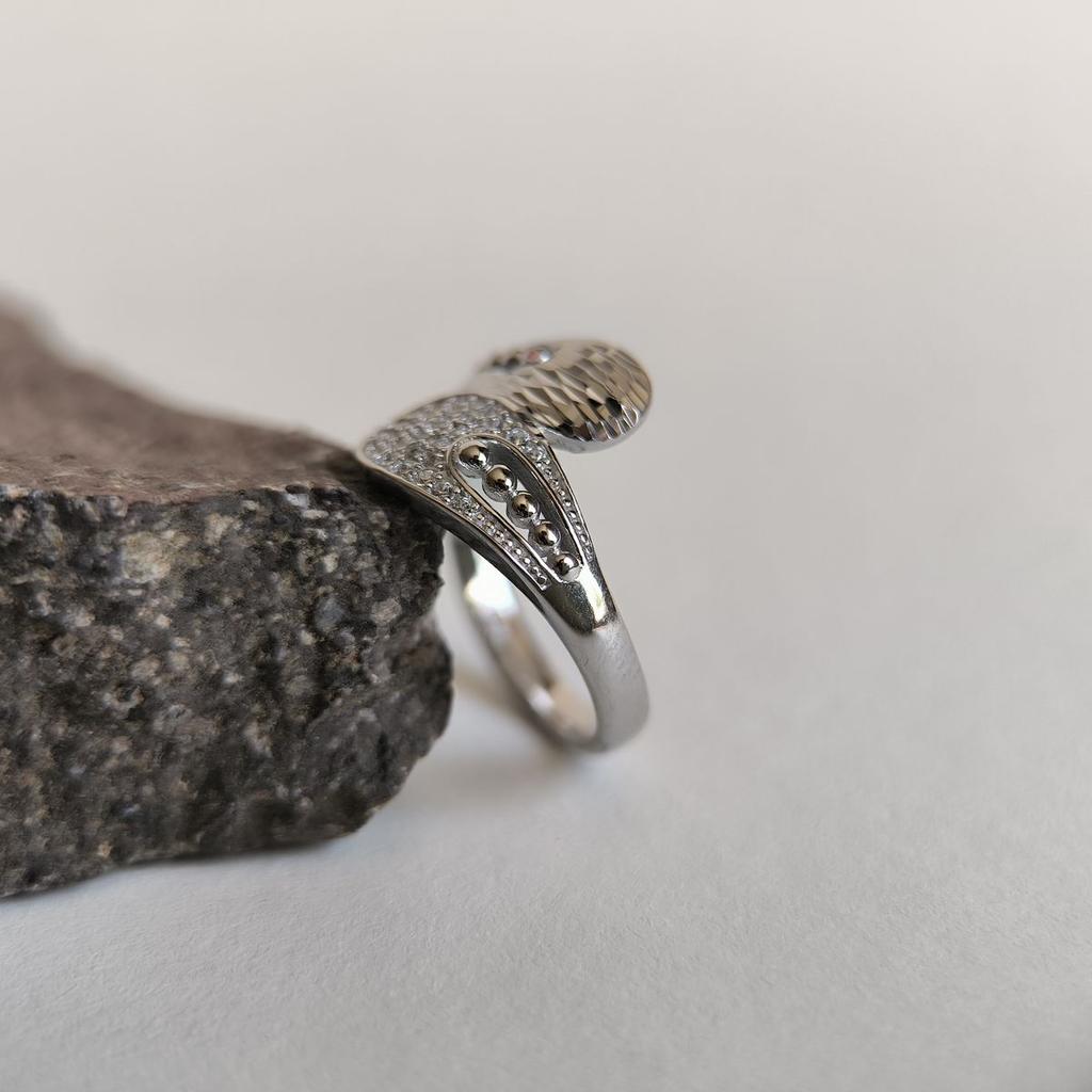 Серебряное кольцо с фианитами, вес изделия 4,21 гр (2180678)