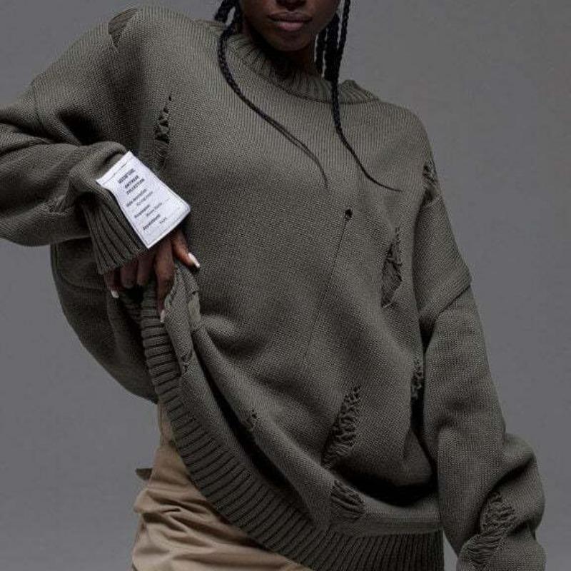 Женский рваный свитер с круглым вырезом