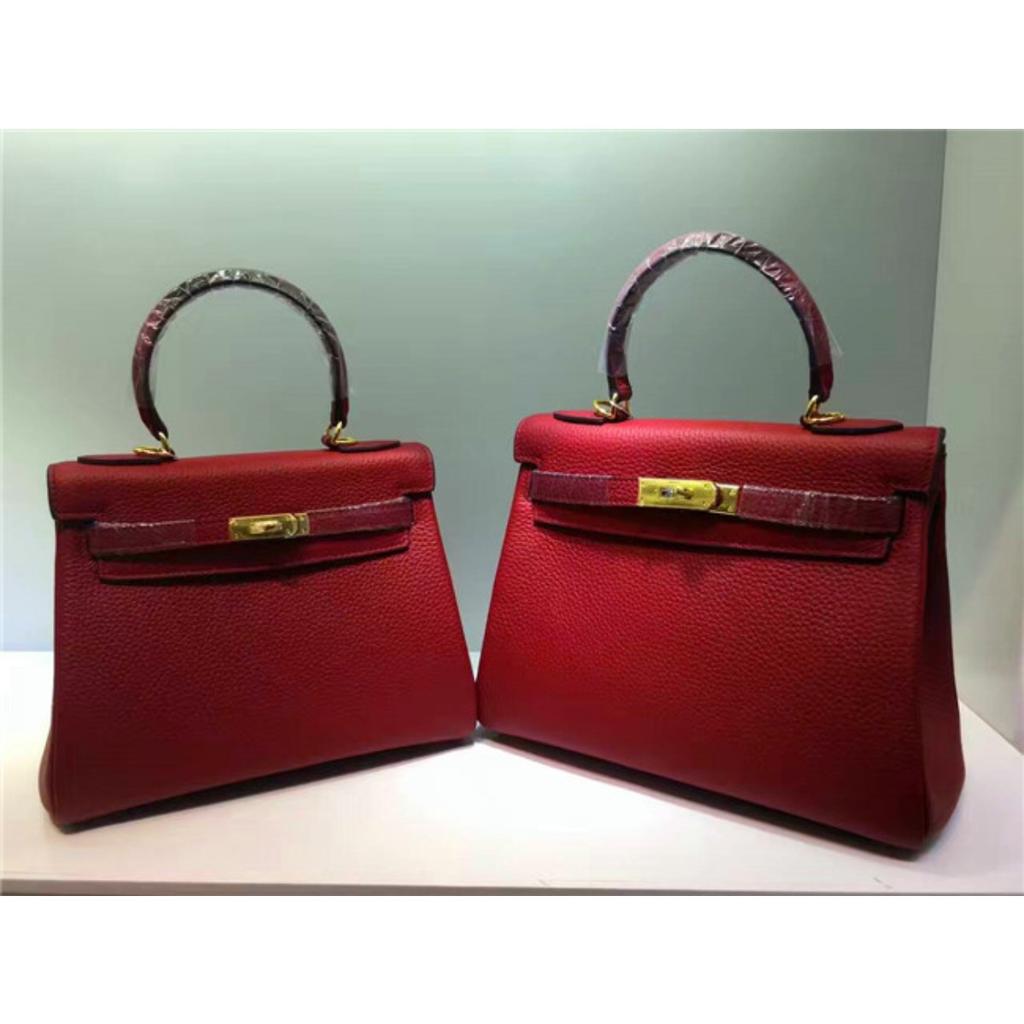 Келли обертывает верхний слой модной сумки-тоут из фактурной коровьей кожи, которую можно носить на плече или через плечо