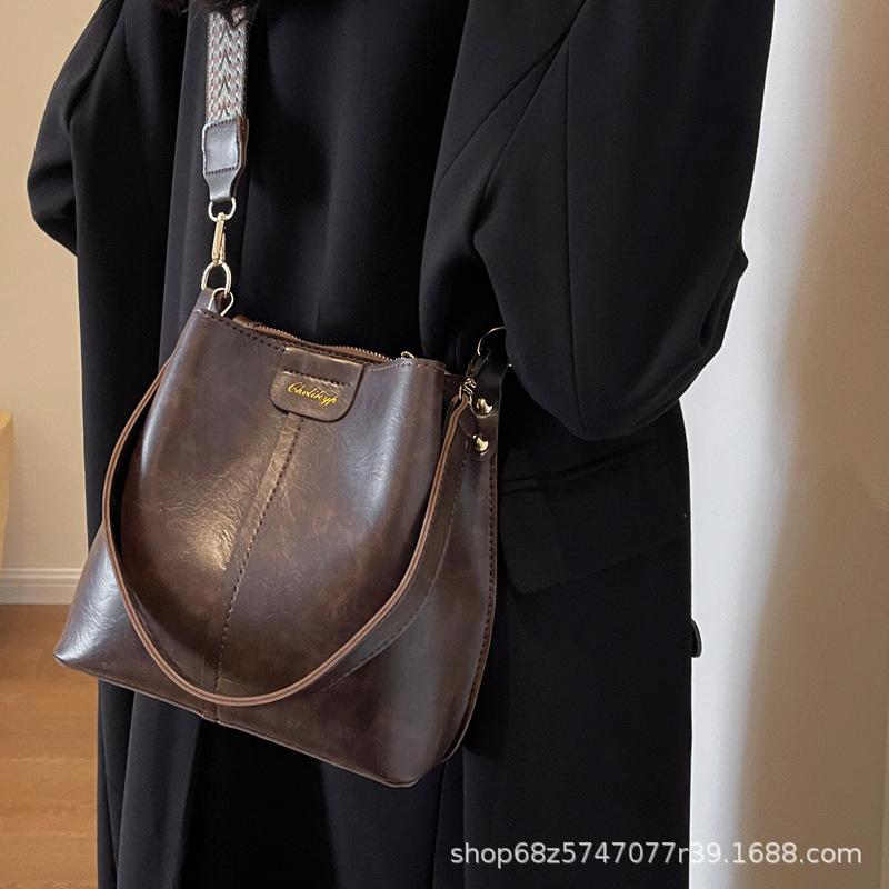Bag Korean high-end sense versatile bucket bag autumn and winter retro niche design 2025 new broadband messenger bag women