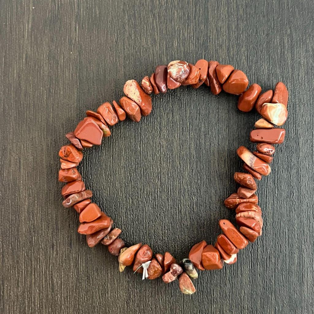 Браслет из разноцветных кристаллов с цитрином, тигровым глазом, лазуритом, аметистом и зеленым авантюрином на эластичном шнуре