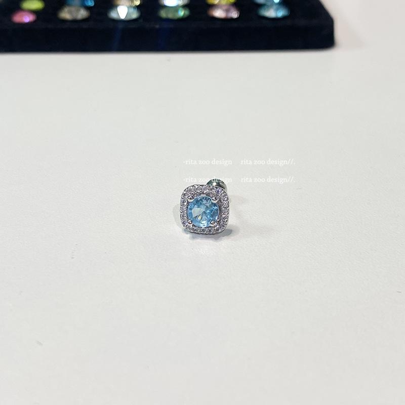 Серьги-гвоздики в форме кубического сахара с разноцветным цирконием из титановой стали