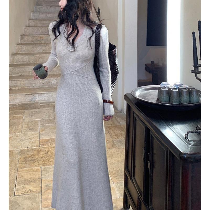 Темперамент Осень и зима Облегающее и с тонкой талией вязаное платье с V-образным вырезом с пальто Новое платье-свитер