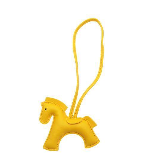 Украшение для автомобиля Шарм в виде лошади из искусственной кожи Маленький изящный брелок Аксессуары для интерьера автомобиля, кошелька, рюкзака