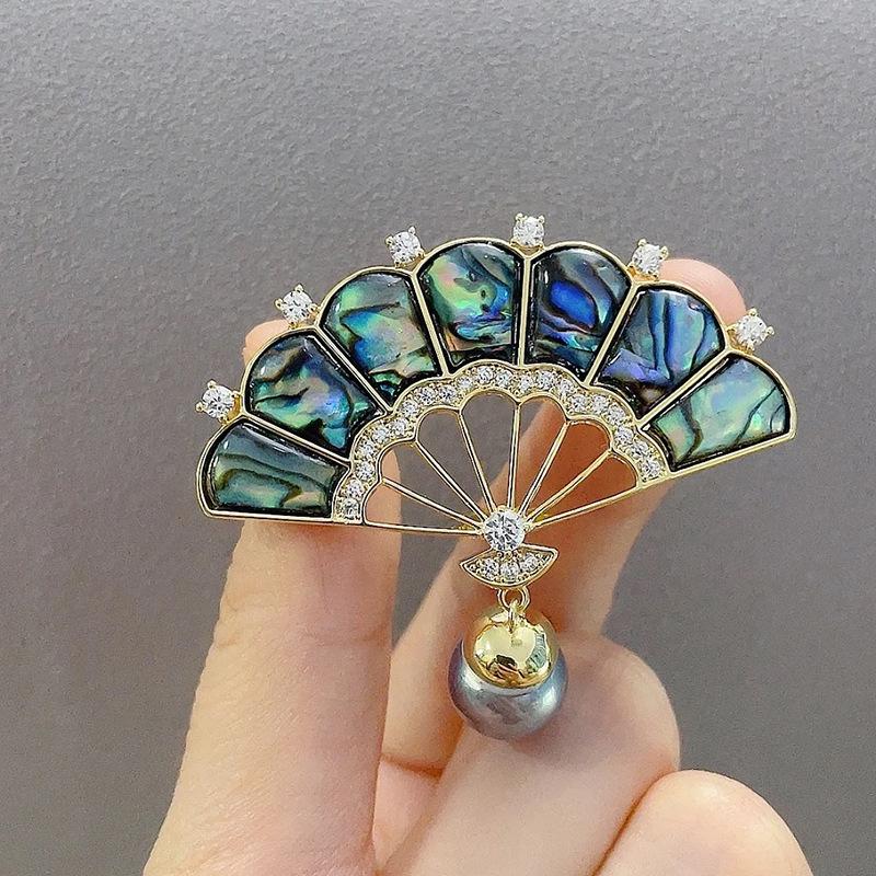 Брошь-веер из ракушек-абалонов в дворцовом стиле с позолоченной медью, инкрустацией из циркония и жемчужными акцентами