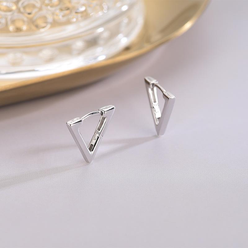 Серьги-пусеты из стерлингового серебра 925 пробы в простом треугольном дизайне, в японско-корейском стиле, с холодной эстетикой и бриллиантовым акцентом, подчеркивающим индивидуальность