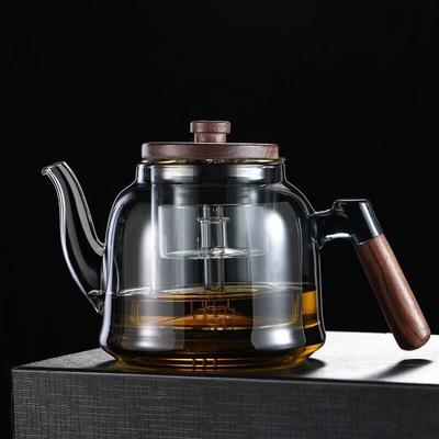 Прозрачный стеклянный чайник с ручкой из грецкого ореха