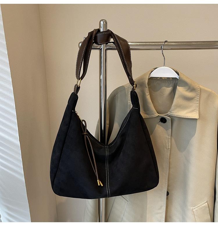 Модная сумка с мягкой лицевой стороной женская 2024 новая осенне-зимняя нишевая сумка-мессенджер на одно плечо под мышку популярная сумка-тоут