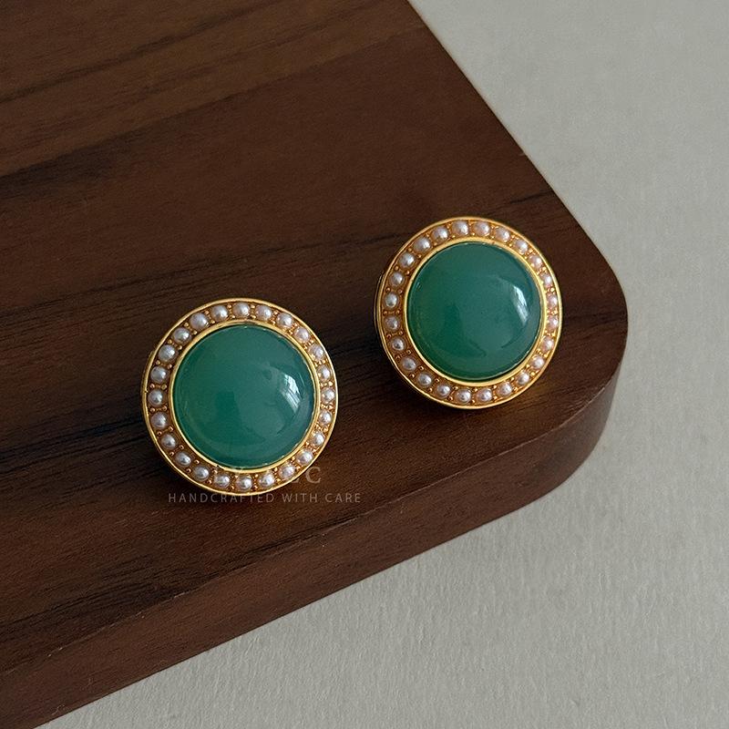 Vintage court style stud earrings inlaid with warm resin pearl earrings, elegant and gentle and advanced, gentle and atmospheric earrings