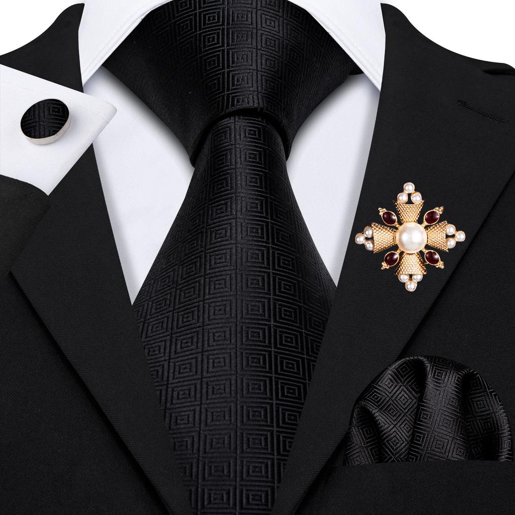 Комплект для мужчин: галстук, брошь и карманный платок