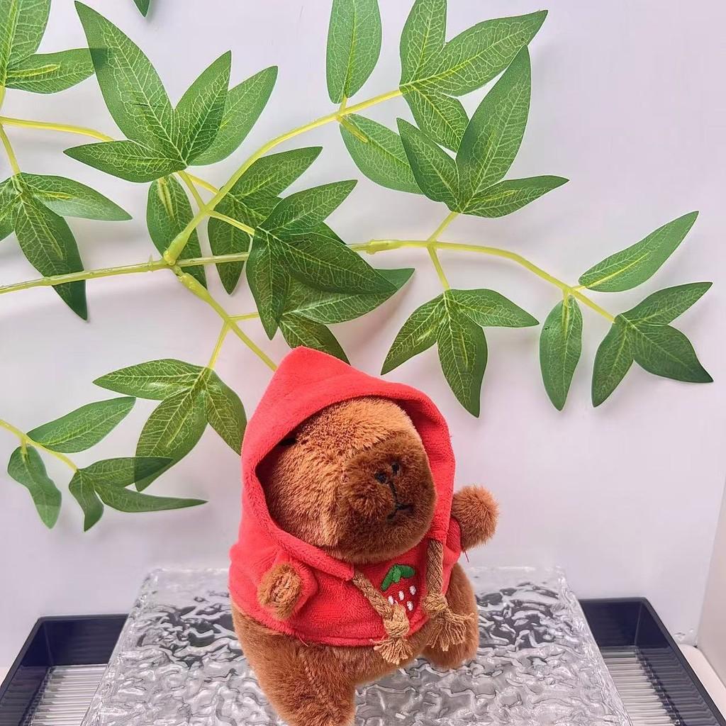 Очаровательный плюшевый брелок в виде капибары в цветной толстовке, идеально подходящий для подарков