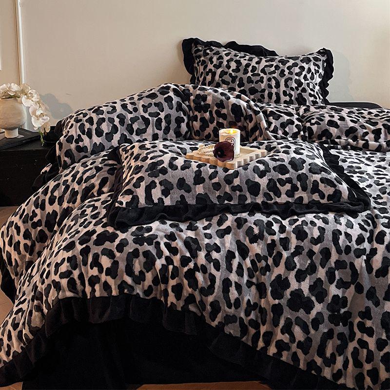 G5Z Постельное белье из молочного велюра и кружева: Утолщенный четырехсекционный комплект из фланели и кораллового флиса, двусторонний, с пододеяльником.