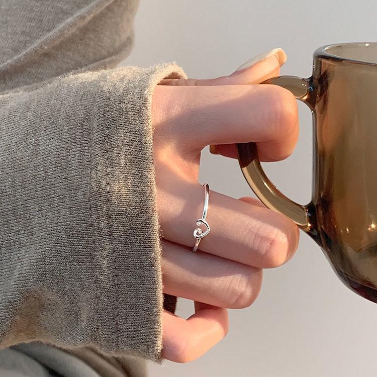 Регулируемое кольцо в форме полого сердца: Нишевый дизайн для женщин