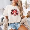 2026 BTS Чиби Красная Рубашка, Милая Kpop Футболка с Пальцевым Сердцем, Валентинка BTS, Подарок для ARMY, Романтическая Kpop Футболка, Винтажный Стиль