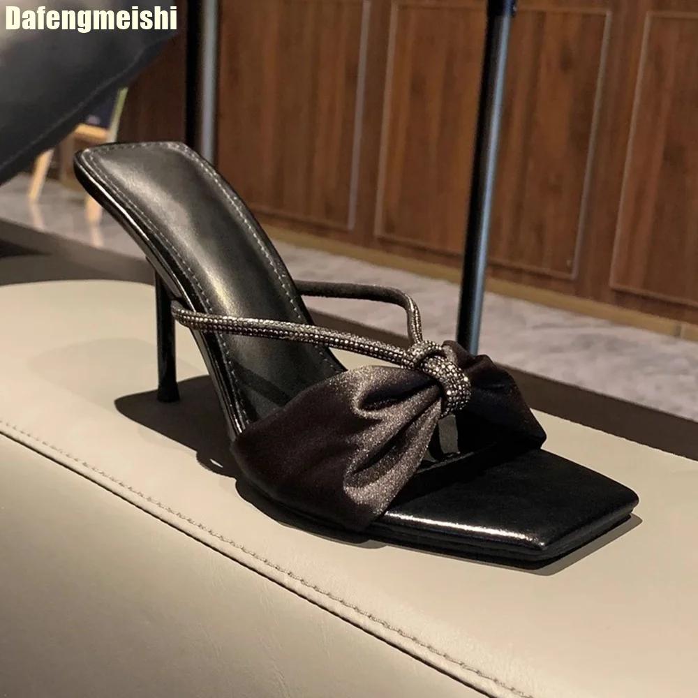 Модные фиолетовые атласные сандалии на одной бретельке со стразами для женщин 2025 Лето Новые с бантом Открытый носок Тонкий высокий каблук Шлепанцы Повседневные модные слайды