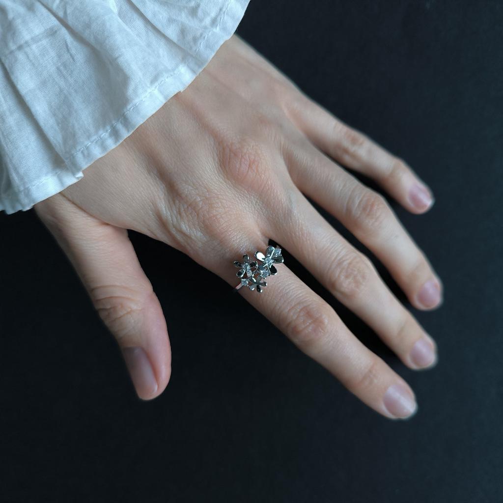 Серебряное кольцо с фианитами, вес изделия 2,56 гр (2208020)