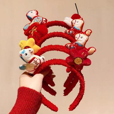 Yousheng 2026 Год Лошади Повязка на голову Плюшевая Мягкая Удобная Ярко-красный Обруч для волос 2026 Зодиакальный Аксессуар для волос Праздничное Радостное Украшение