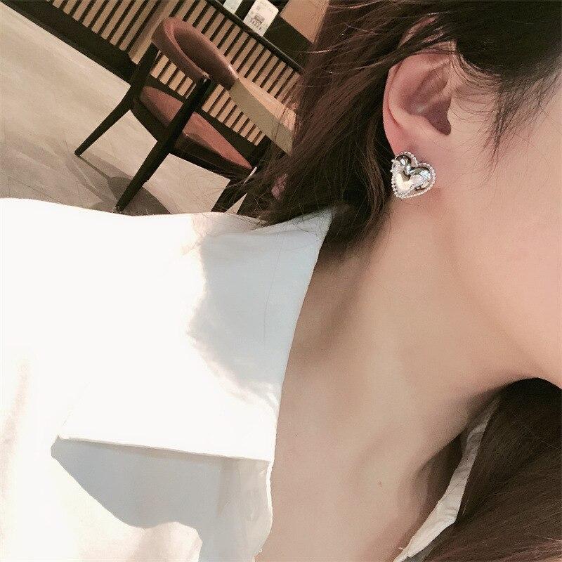 Простые модные серьги-гвоздики с металлическими стразами в форме сердца, новые корейские стильные милые подвески, оптовая продажа ювелирных изделий