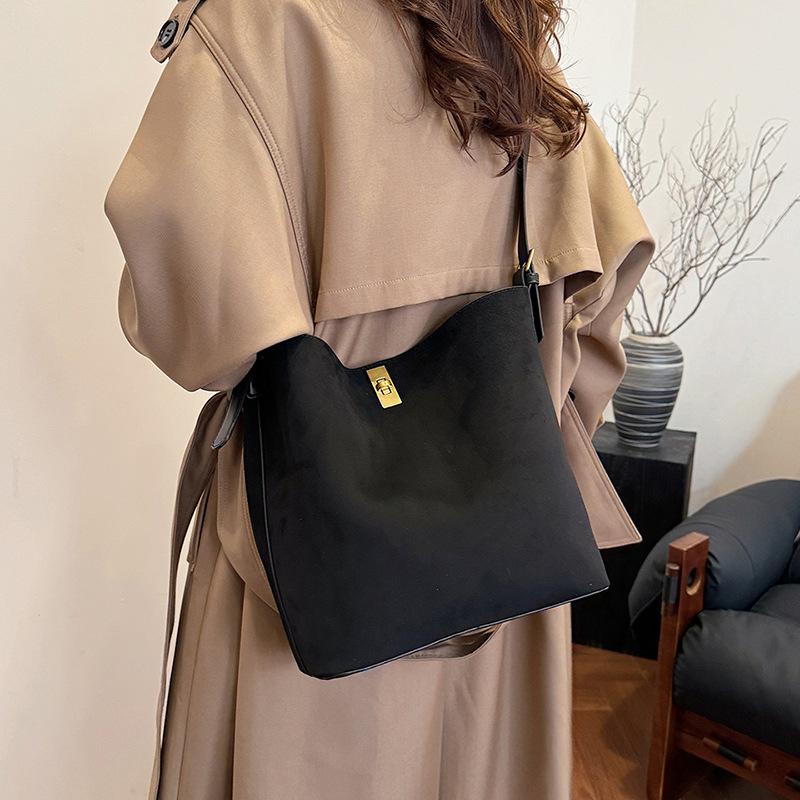 Вместительная замшевая сумка в стиле ретро для通勤, женская новая универсальная сумка через плечо, сумка-мессенджер, сумка-ведро 2025