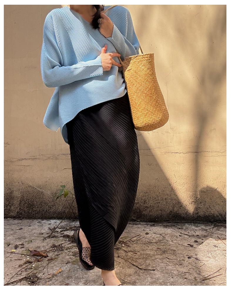 Женская черная плиссированная юбка средней длины с асимметричным разрезом от Мияке