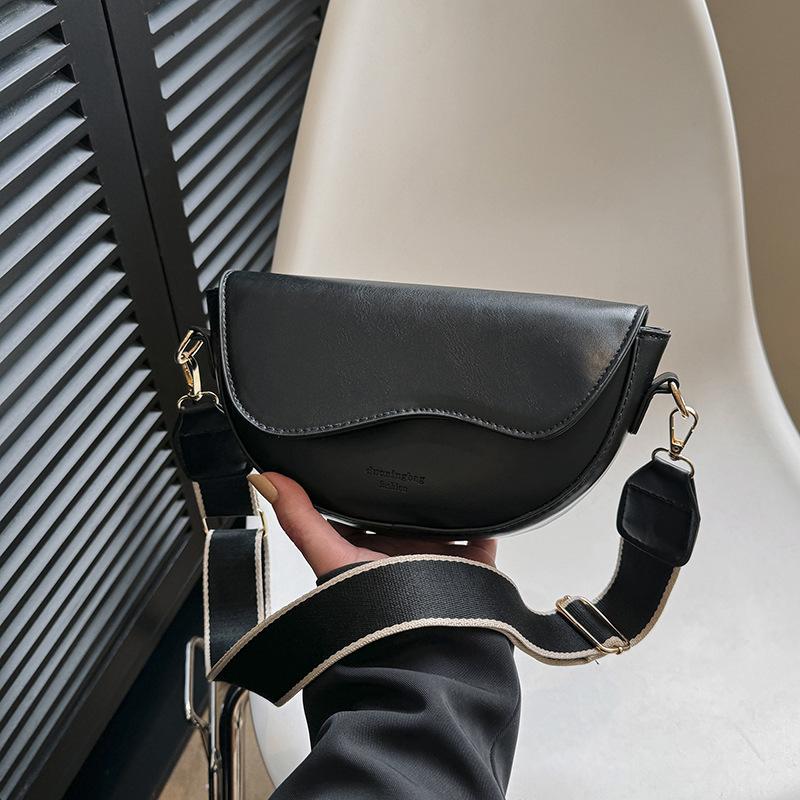 Small Bag Women's 2024 Winter New Trendy Fashion Casual Simple Small Square Bag Internet Celebrity Wide Shoulder Strap Single Shoulder Messenger Bag