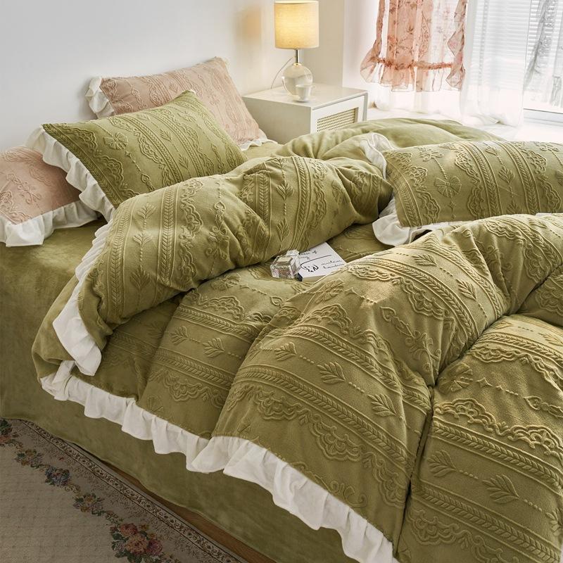 Зимний комплект постельного белья для беременных и младенцев класса А из четырех кусочков молочной муки из коралловой муки. Теплый и плюшевый толстый пододеяльник из фланели.