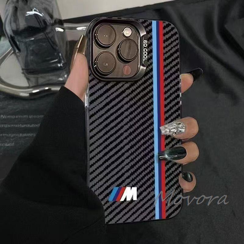 Для iPhone 17 16e 16 15 14 13 12 11 Pro Max X XR XSMAX 8 7 Air Plus Для BMW-M Логотип Чехол для телефона Покрытие с текстурой углеродного волокна Наклейка zjpc51