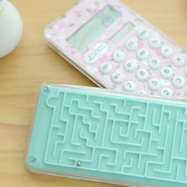 Калькулятор дизайна с игрой в фиолетовый лабиринт