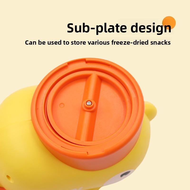 Маленький желтый утенок наступает на устройство для кормления, Игрушка для тренировки щенка расширяет энергию, Сублимированная пусковая установка, Собака высыпает корм