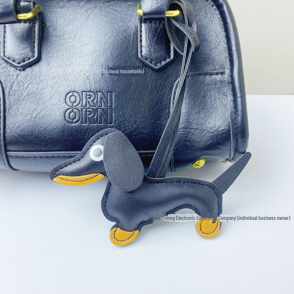 Брелок из искусственной кожи в виде таксы: Милый трансграничный аксессуар для автомобиля и креативное украшение для сумки.