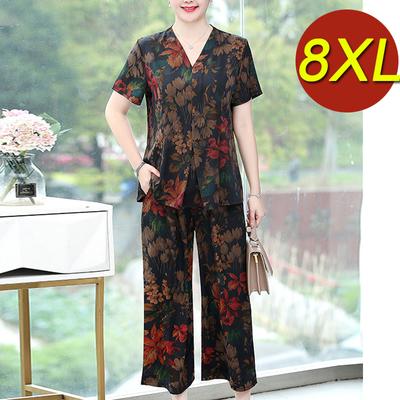 Пожилые женщины в возрасте 60-70 лет в летнем костюме из двух частей, летняя бабушка