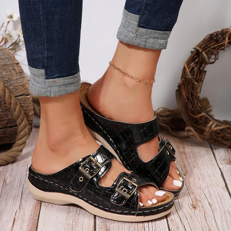 Модные шлепанцы большого размера женские 2024 новые с вырезами, с металлической пряжкой, на танкетке, для носки, многоцветные, повседневные, домашние шлепанцы, женская обувь