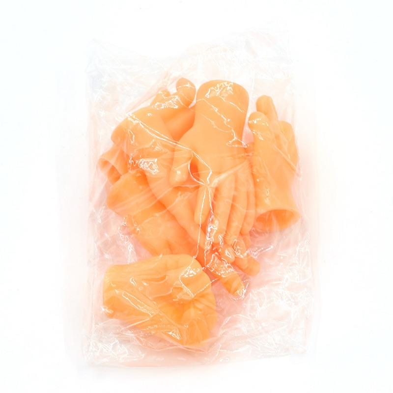 Наденьте пластиковые перчатки для игры и ласки кошек и помассируйте левую и правую маленькие ручки.