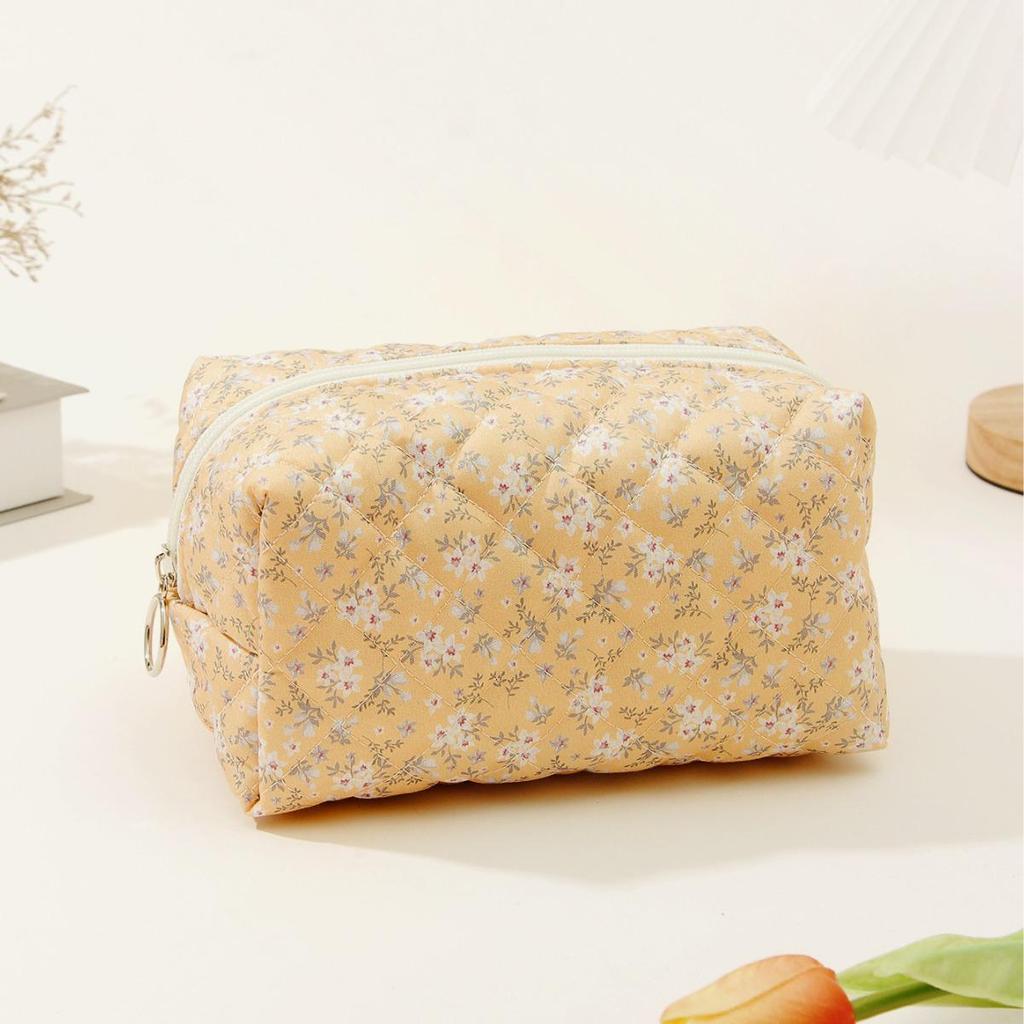 Косметичка Berg Floral из стеганого хлопка - милый дорожный принт с мелкими цветами