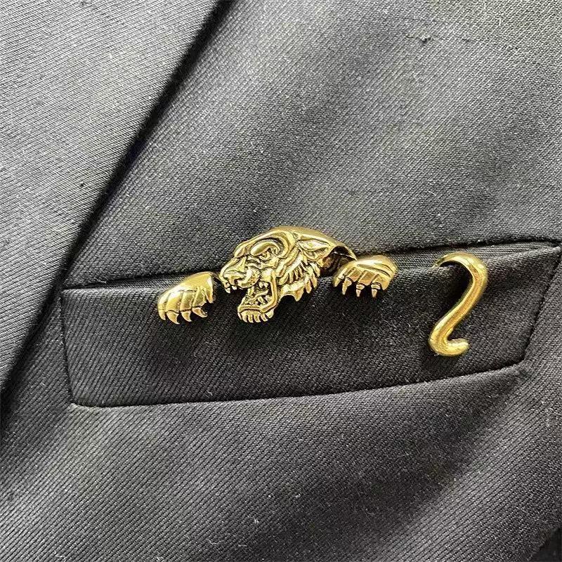 Classic Zinc Alloy Crocodile Tiger Shaped Engraved Men's Suit Lapel Pin Formal Accessory Pins For Men Suits