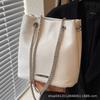 Oil Wax Leather Chain Bucket Bag Women's 2025 New Fashion Explosion Messenger Bag Casual Commuter Women's Shoulder Bag