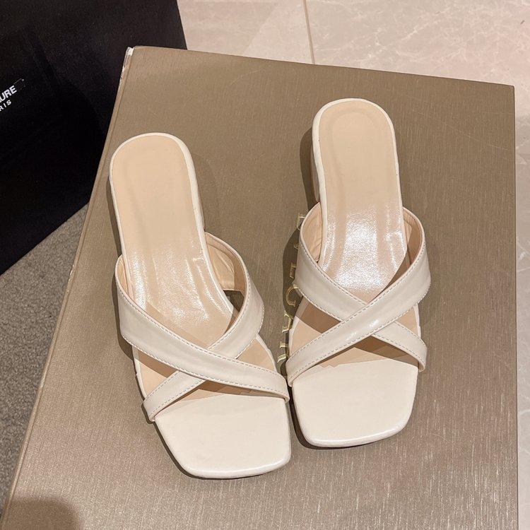 Внешняя торговля Большой размер Сандалии 2024 Лето Новая мода Крест Квадратный носок Толстый каблук Шлепанцы Женские