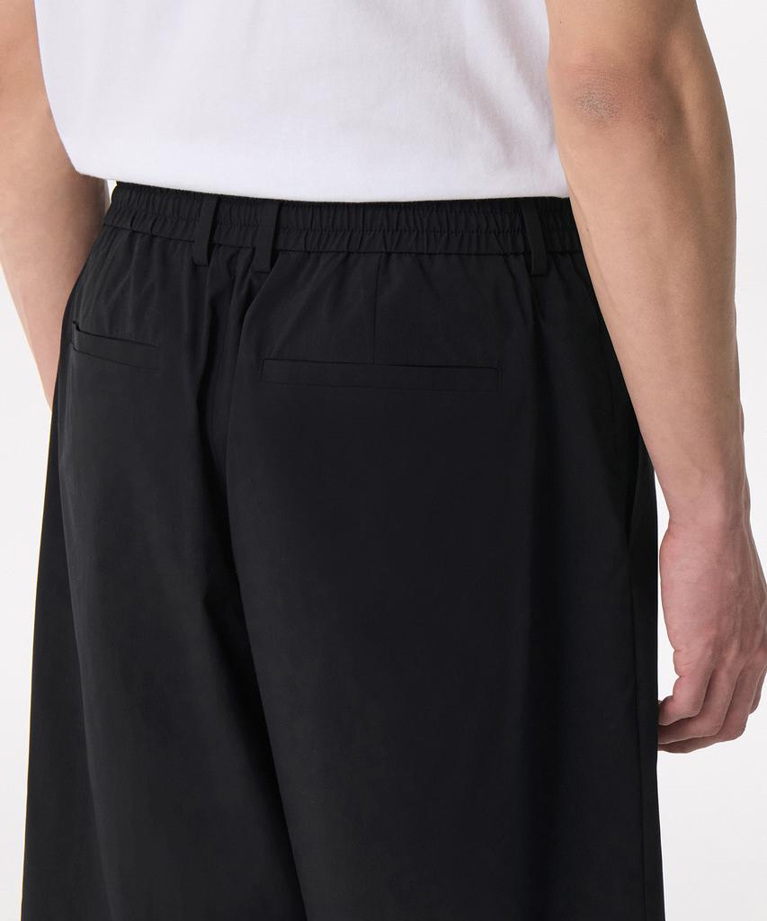 MUSINSA STANDARD Solotex One-Pleat Wide Comfort Elastic Waist Shorts [Black]