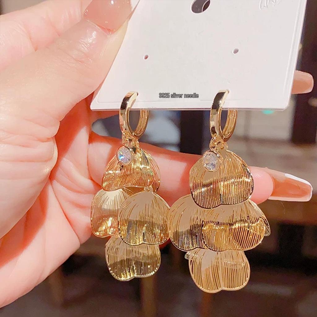 Серебряные серьги-кисточки с кристаллами в виде рыбьего хвоста: Преувеличенный дизайн цветка для стильного вида.