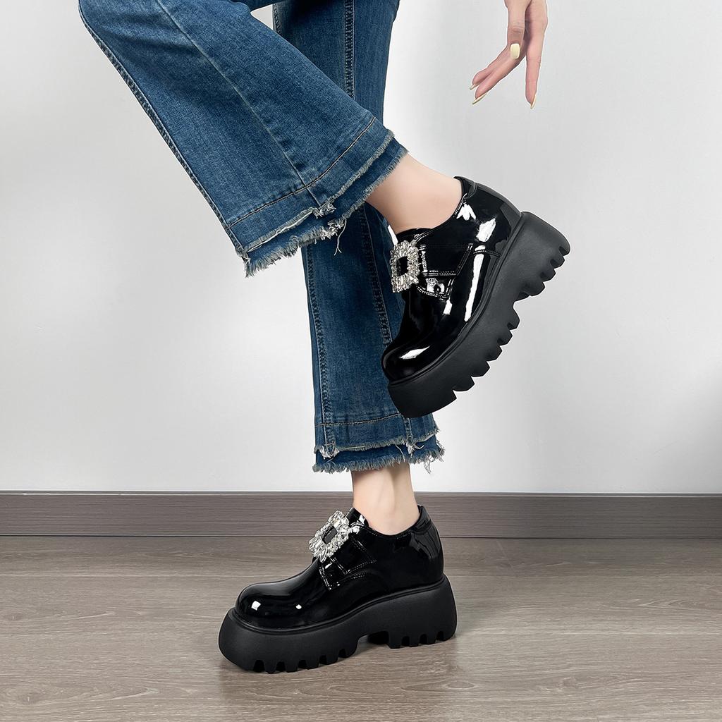 Женские лоферы из лакированной кожи на платформе со стразами, весна 2025, новые, черные, с внутренней танкеткой, в высоком британском стиле, маленькие кожаные туфли